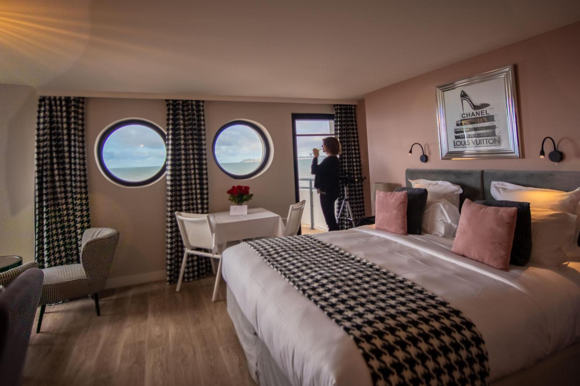 Le Paquebot Hotell Villerville Exteriör bild
